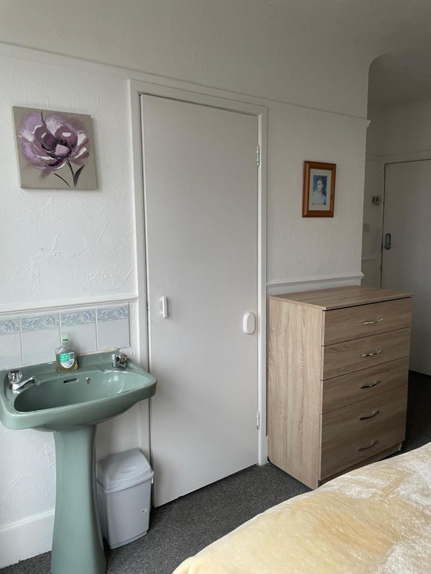 Amitie Guest House Борнмут Экстерьер фото